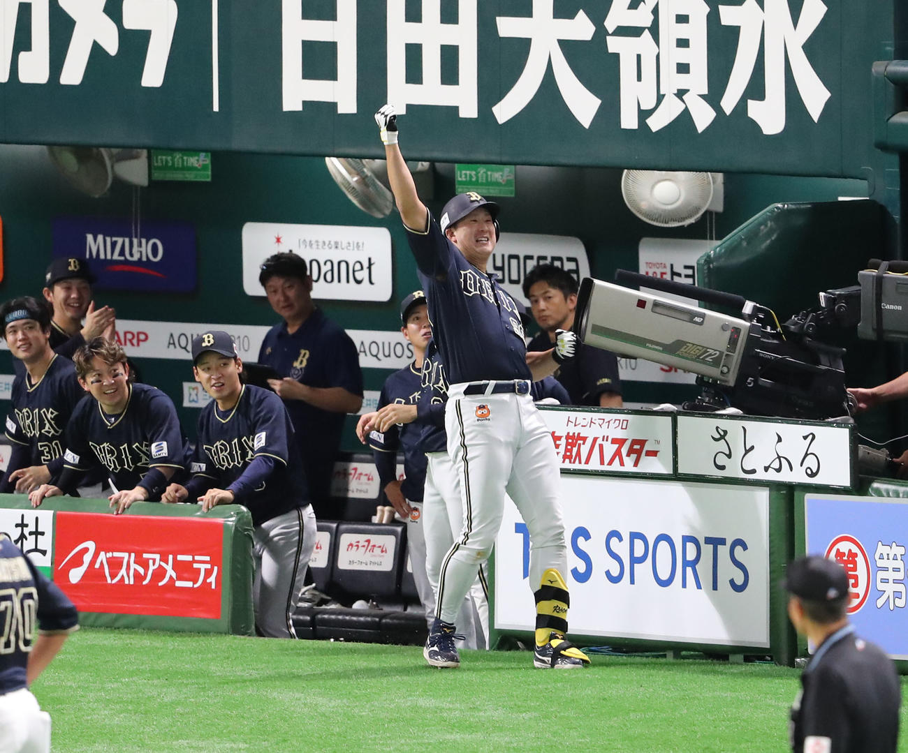 ソフトバンク対オリックス　8回表オリックス無死、杉本は左越えに先制本塁打を放ち勢いよく昇天ポーズ（撮影・梅根麻紀）