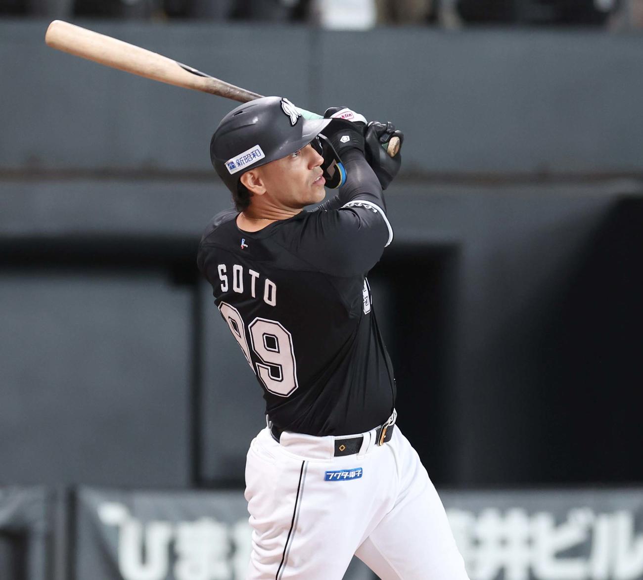 日本ハム対ロッテ　2回表ロッテ無死、右中間に本塁打を放つソト（撮影・黒川智章）