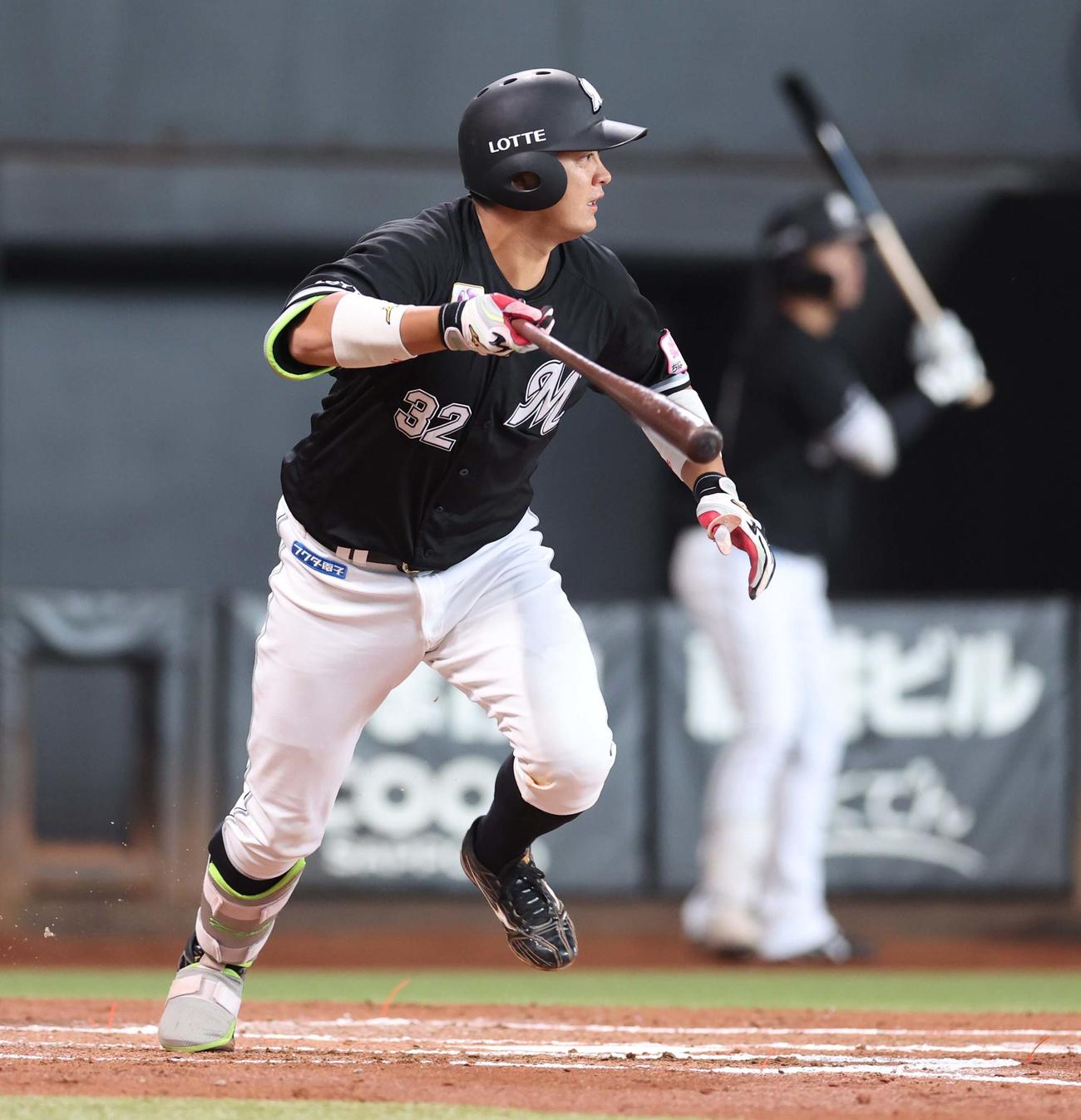 日本ハム対ロッテ　2回表ロッテ無死一、三塁、左前適時打を放つ佐藤（撮影・黒川智章）