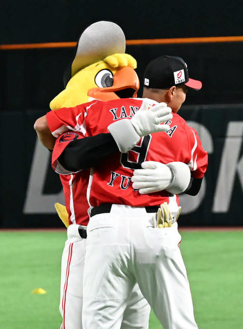 ソフトバンク対オリックス　試合前、柳田（手前）はハリーホークとハグを交わす（撮影・林敢治）