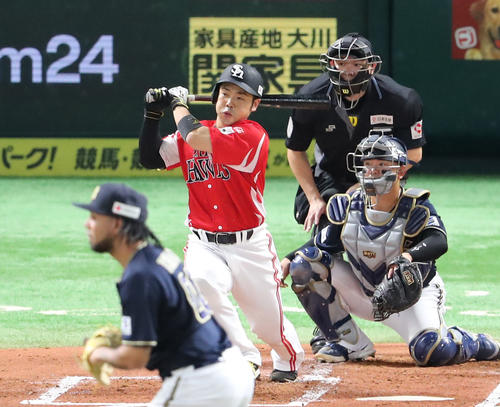 ソフトバンク対オリックス　2回裏ソフトバンク無死、近藤は右前安打を放つ（撮影・梅根麻紀）