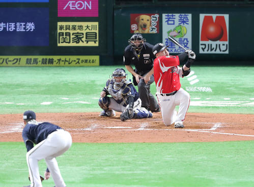 ソフトバンク対オリックス　9回裏ソフトバンク2死二塁、山川は空振りの三振に終わる（撮影・梅根麻紀）