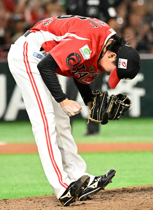 ソフトバンク対オリックス　6回表オリックス2死一、三塁、打者太田を右飛に抑え歓喜する大津（撮影・林敢治）