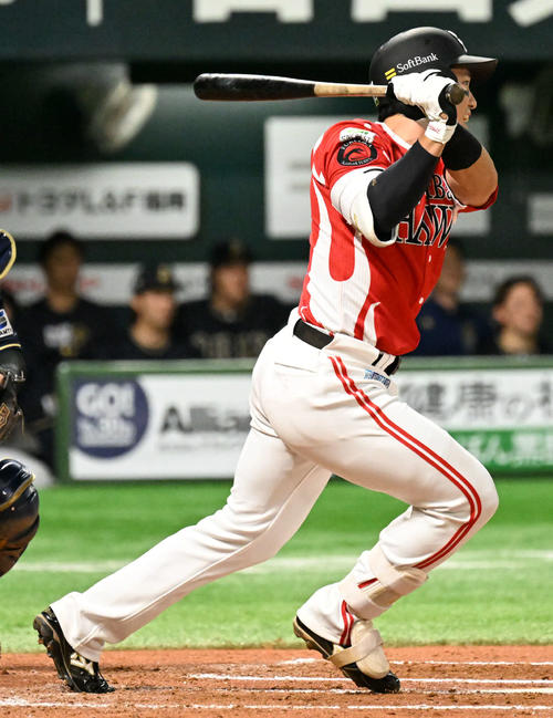 ソフトバンク対オリックス　6回裏ソフトバンク1死一塁、栗原は中前安打を放つ（撮影・林敢治）