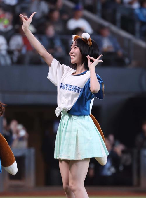 日本ハム対ロッテ　きつねダンスを踊る＝LOVEのメンバー（撮影・黒川智章）