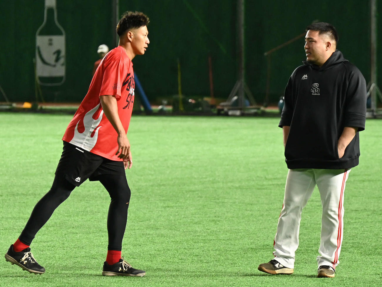 ソフトバンク対オリックス　山川（右）と話す柳田（撮影・林敢治）
