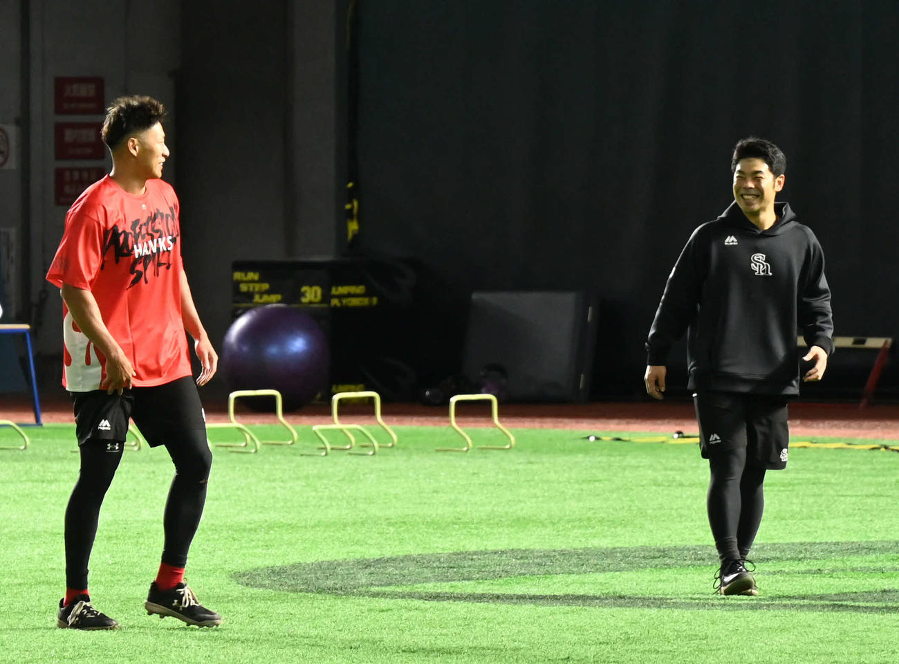 ソフトバンク対オリックス　近藤（右）と話す柳田（撮影・林敢治）