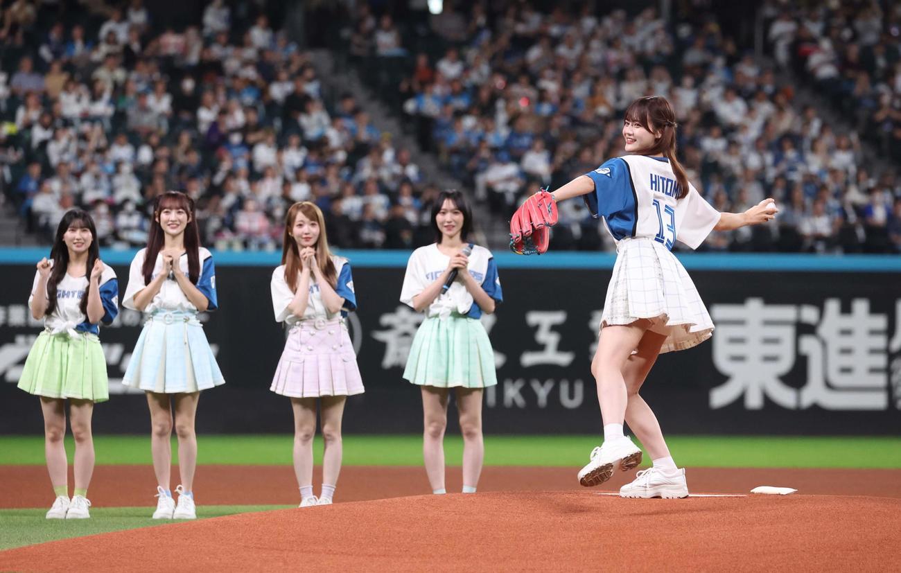 日本ハム対ロッテ　ファーストピッチセレモニーで投球する＝LOVEの高松瞳（撮影・黒川智章）
