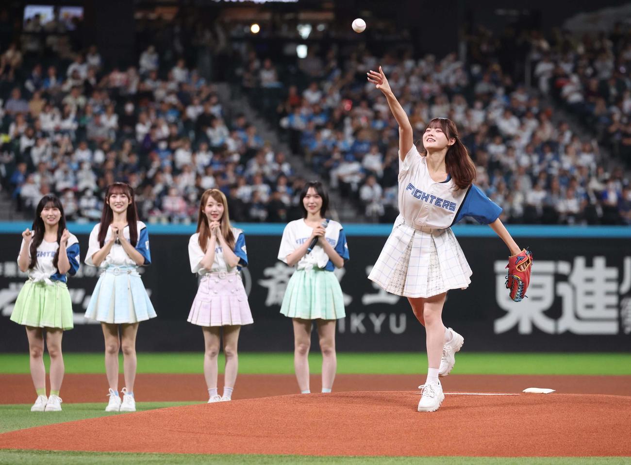 日本ハム対ロッテ　ファーストピッチセレモニーで投球する＝LOVEの高松瞳（撮影・黒川智章）