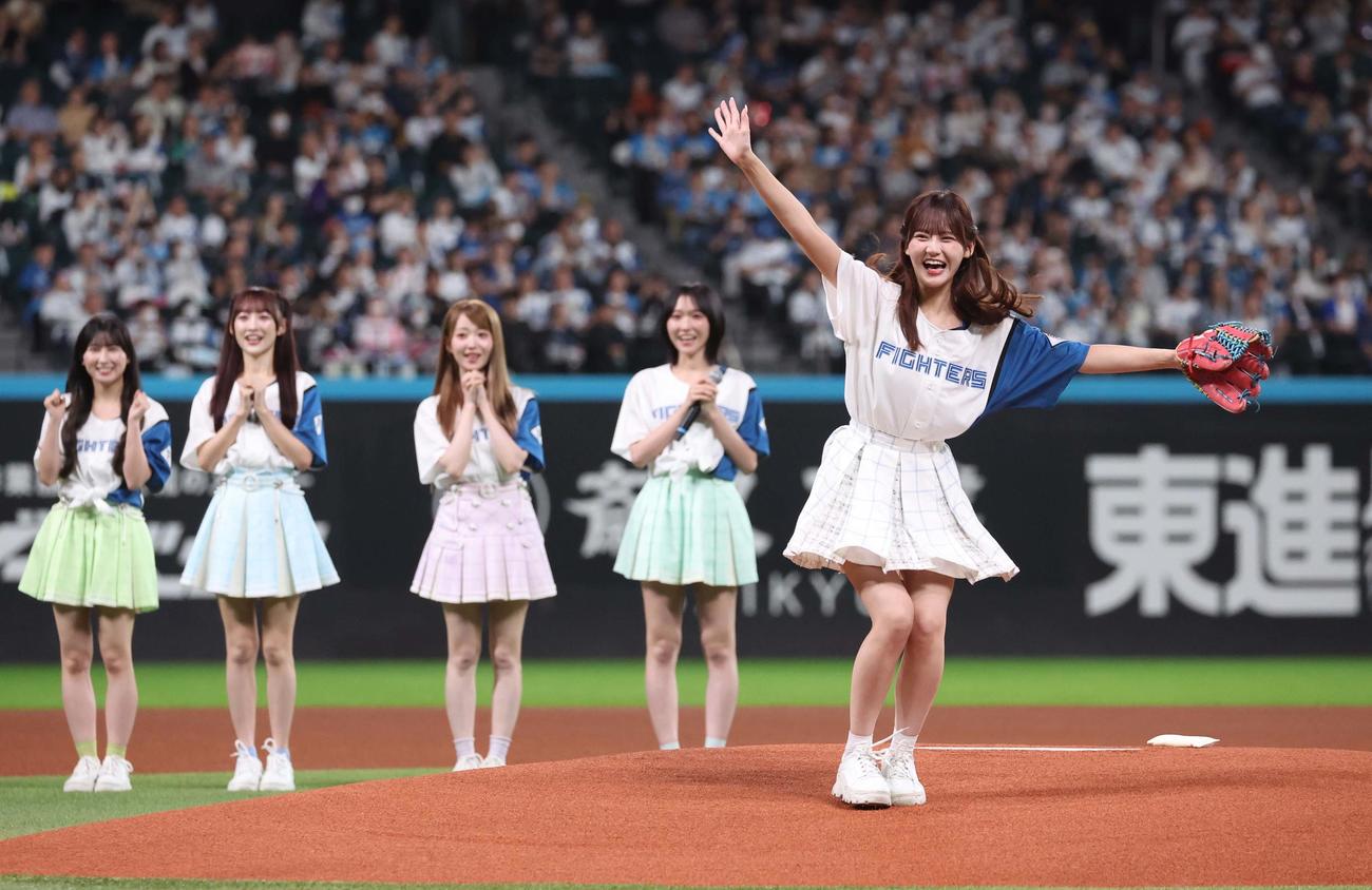 日本ハム対ロッテ　ファーストピッチセレモニーで投球する＝LOVEの高松瞳（撮影・黒川智章）