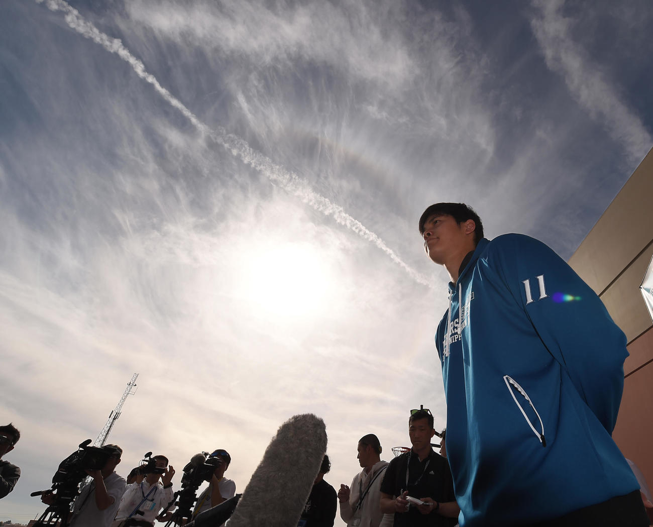 WBC辞退の発表から一夜明け、アリゾナの太陽を見上げ心境を話す日本ハム大谷（撮影・菅敏）