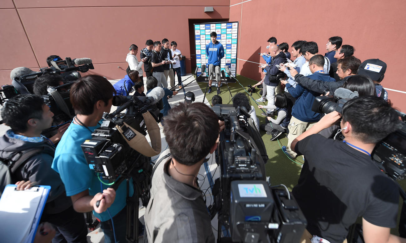 大勢の報道陣に囲まれ会見する日本ハム大谷（撮影・菅敏）