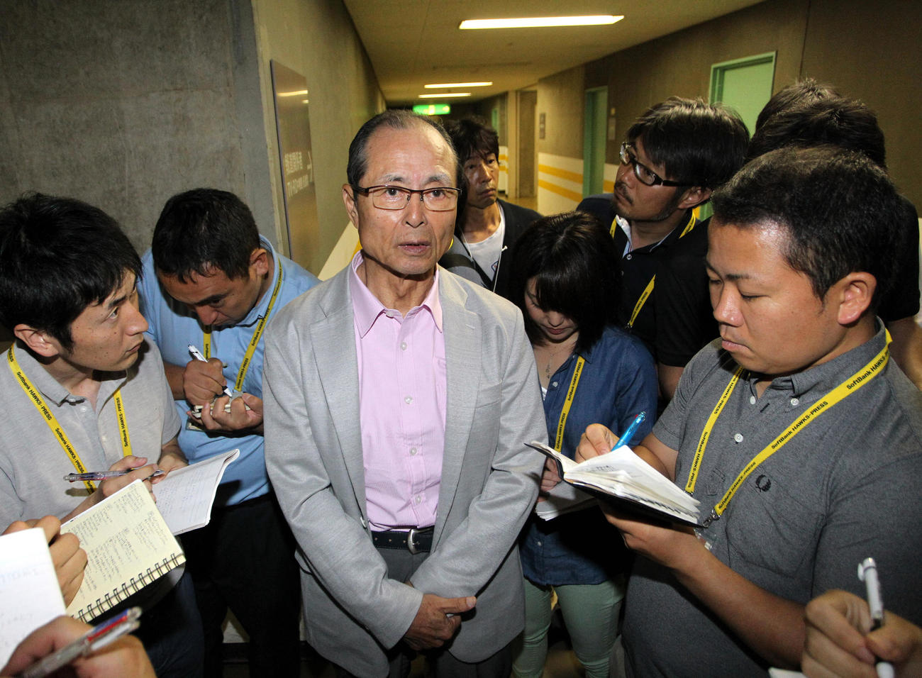 試合前、取材に応じるソフトバンク王球団会長