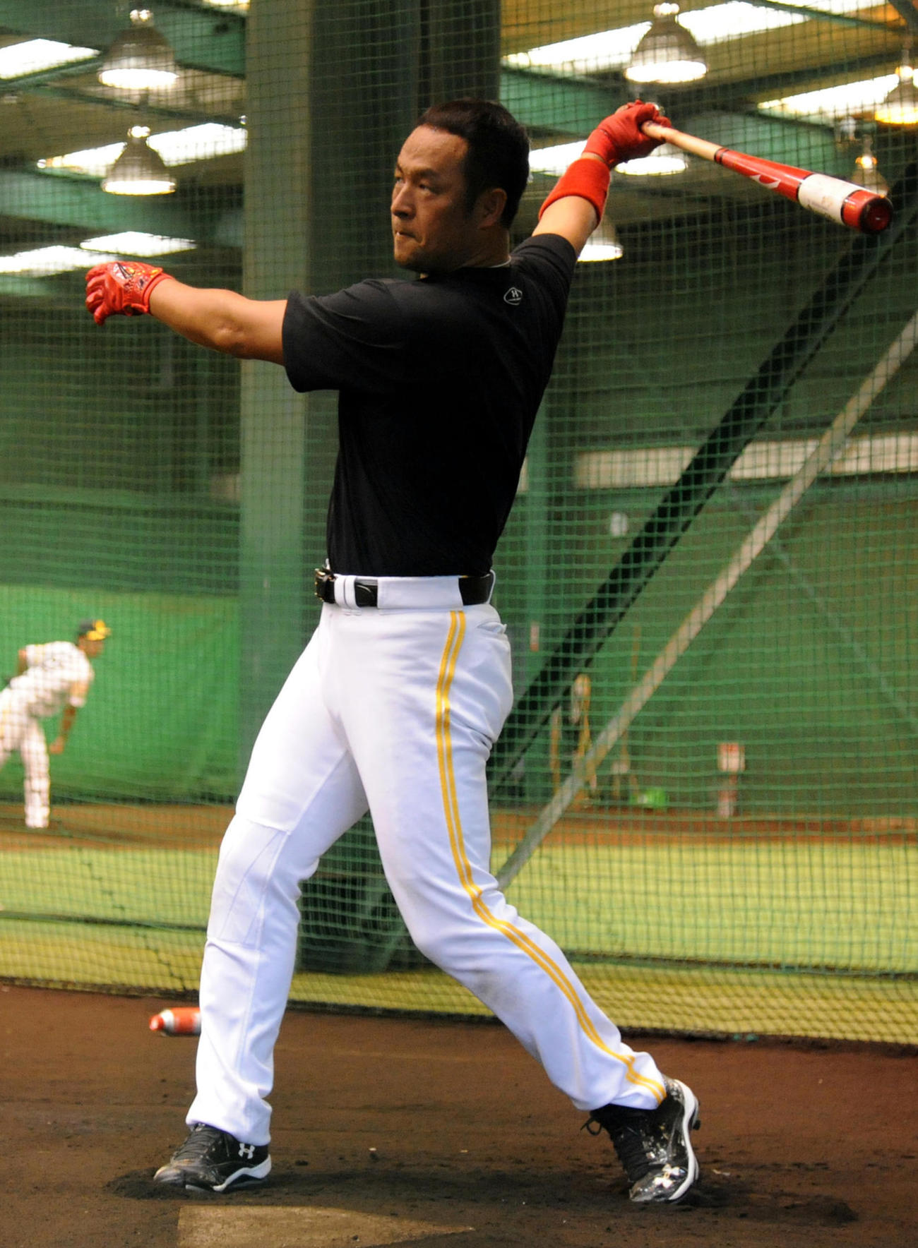 2軍調整を命じられた松中は、西戸崎合宿所で黙々と打撃練習を行った