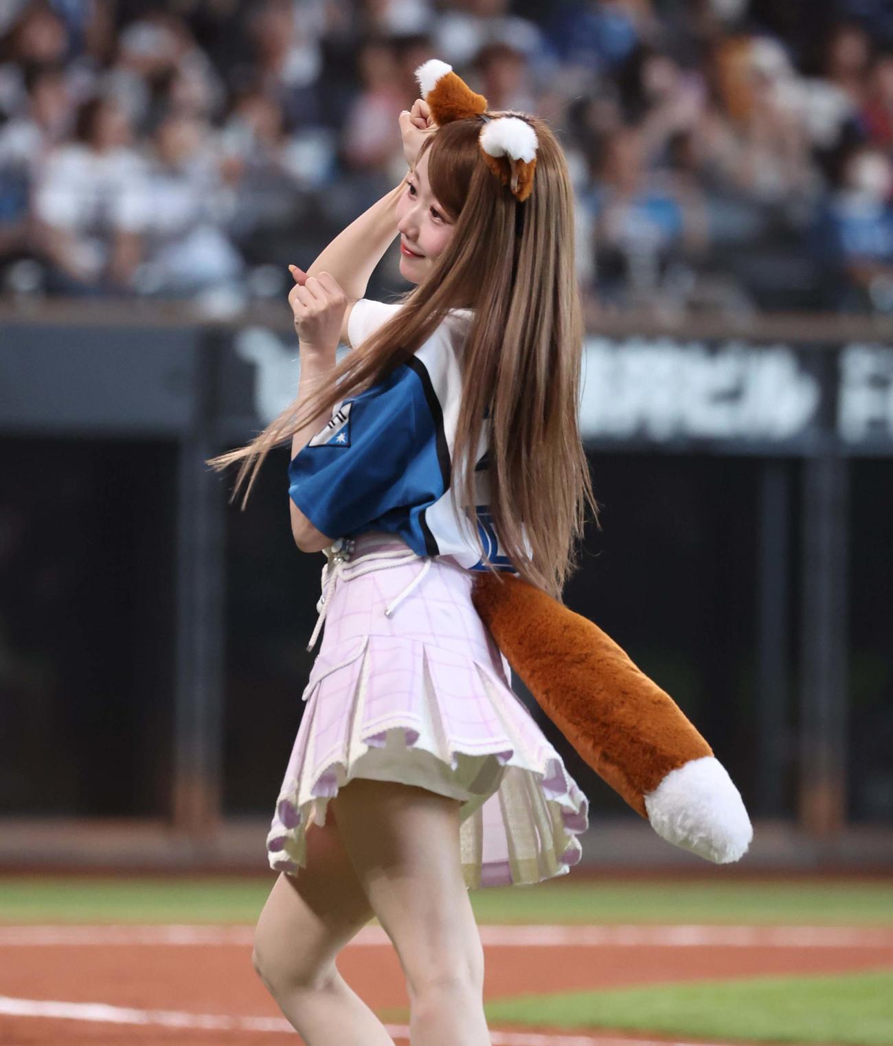 日本ハム対ロッテ　きつねダンスを踊る＝LOVEの大谷映美里（撮影・黒川智章）