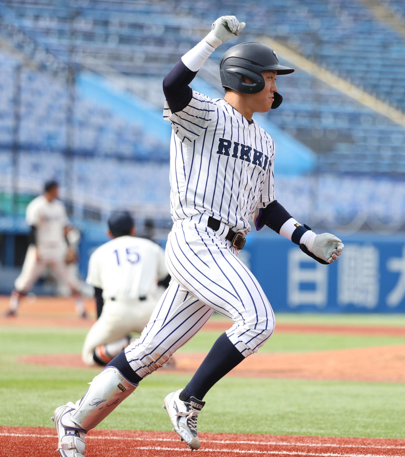 法大対立大　8回裏立大2死二塁、小林隼は左越えに決勝本塁打を放ちガッツポーズする。後方はがっくりする法大・丸山（撮影・柴田隆二）　　