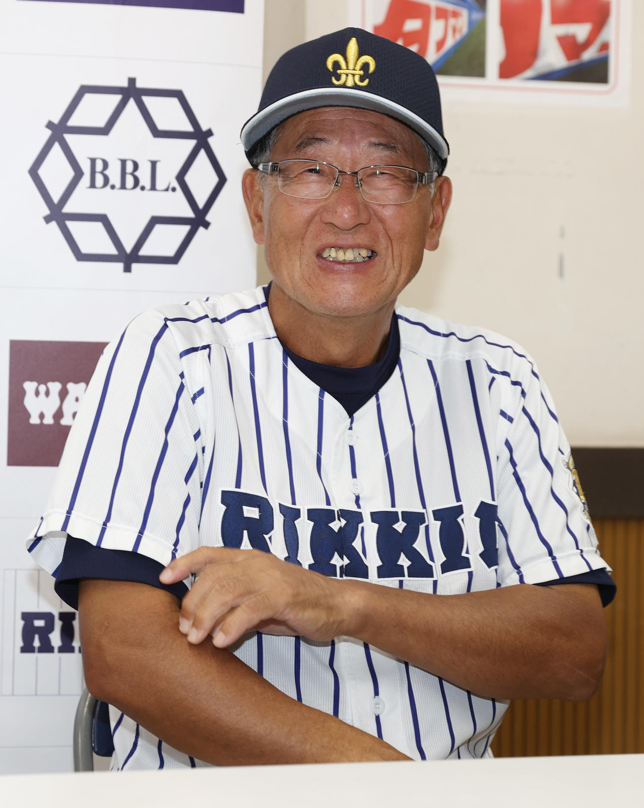 法大対立大　勝ち点を挙げた立大・木村監督は笑顔を見せる（撮影・柴田隆二）　　