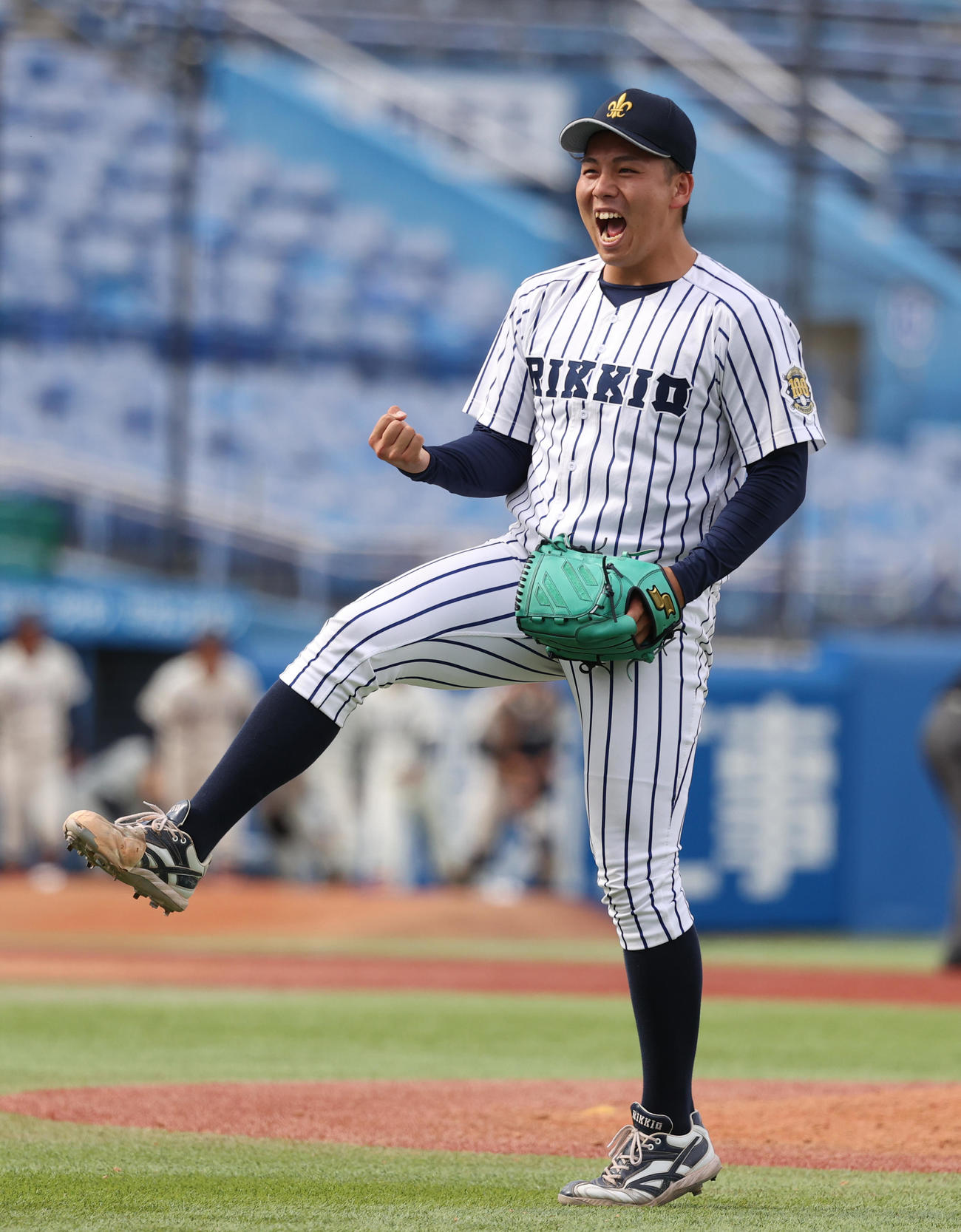 法大対立大　最後を締めた立大・吉野はガッツポーズする（撮影・柴田隆二）　　