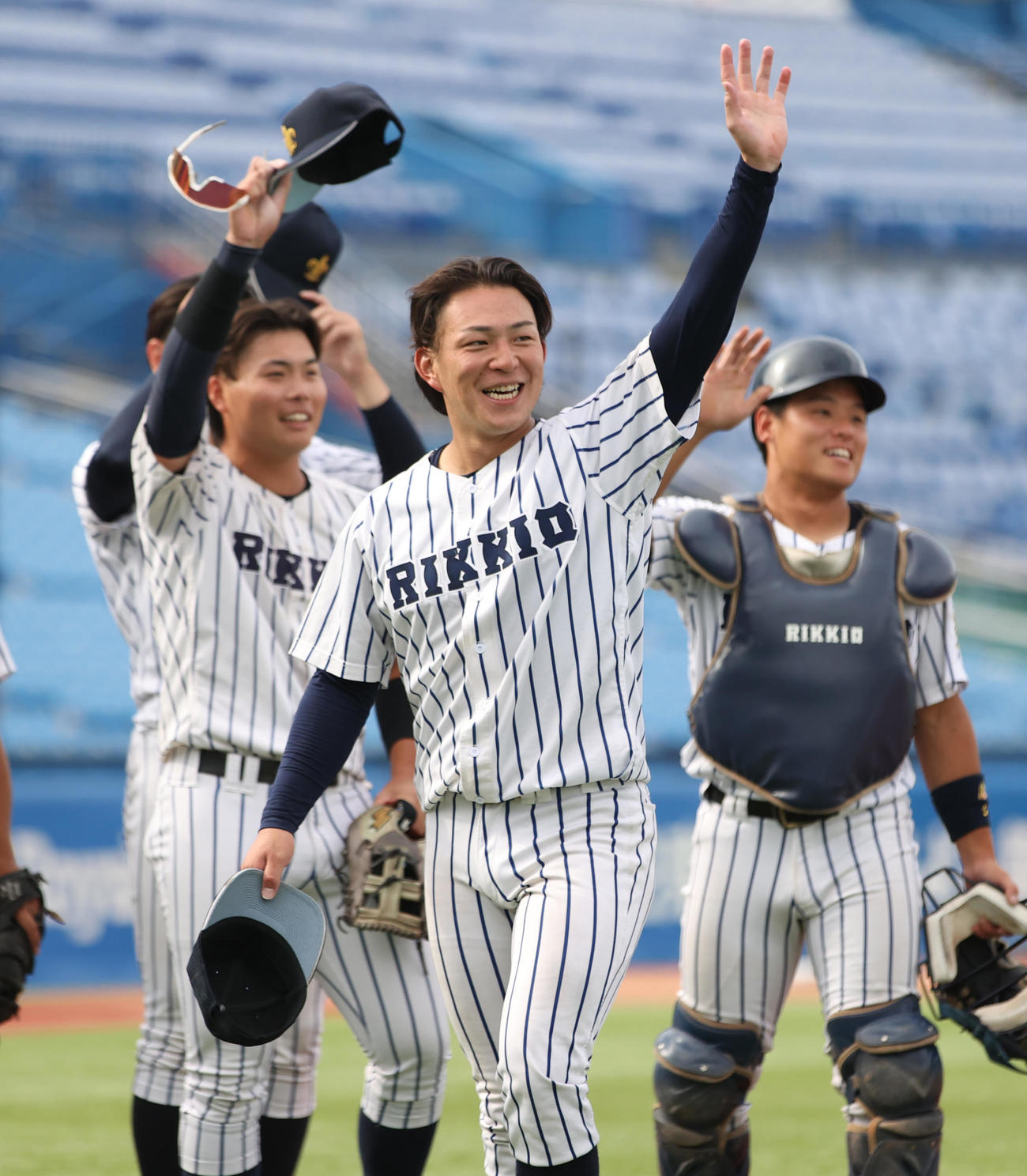 法大対立大　勝利投手の立大・竹中（中央）はスタンドに手を振る（撮影・柴田隆二）　　