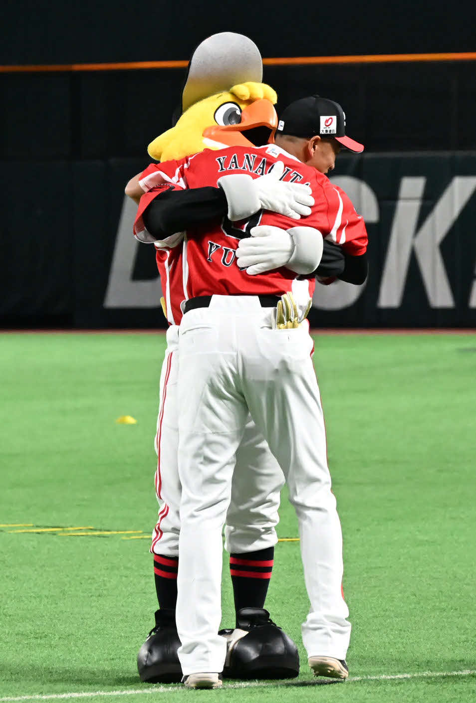 ソフトバンク対オリックス　試合前、柳田（手前）はハリーホークとハグを交わす（撮影・林敢治）