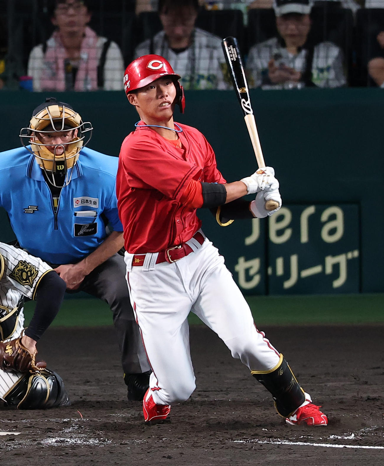 2025年9月5日、阪神戦で安打を放つ広島二俣翔一
