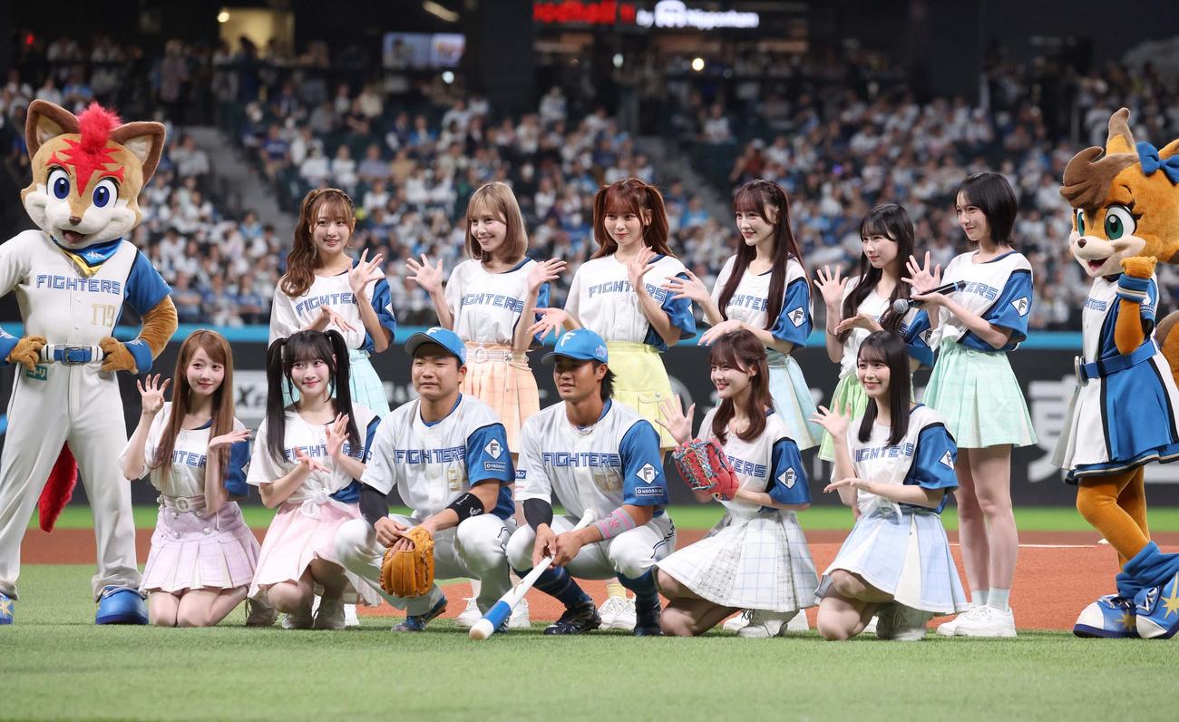 日本ハム対ロッテ　ファーストピッチセレモニー後、記念撮影する＝LOVEのメンバーと山県（左）細川（撮影・黒川智章）