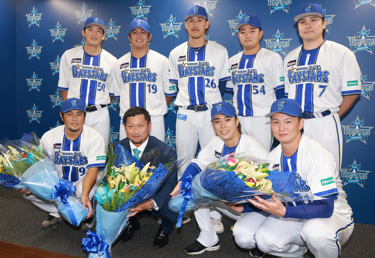 引退会見を行ったDeNA森唯（前列左から2人目）は、サプライズで駆けつけたチームメートと記念撮影（撮影・野上伸悟）