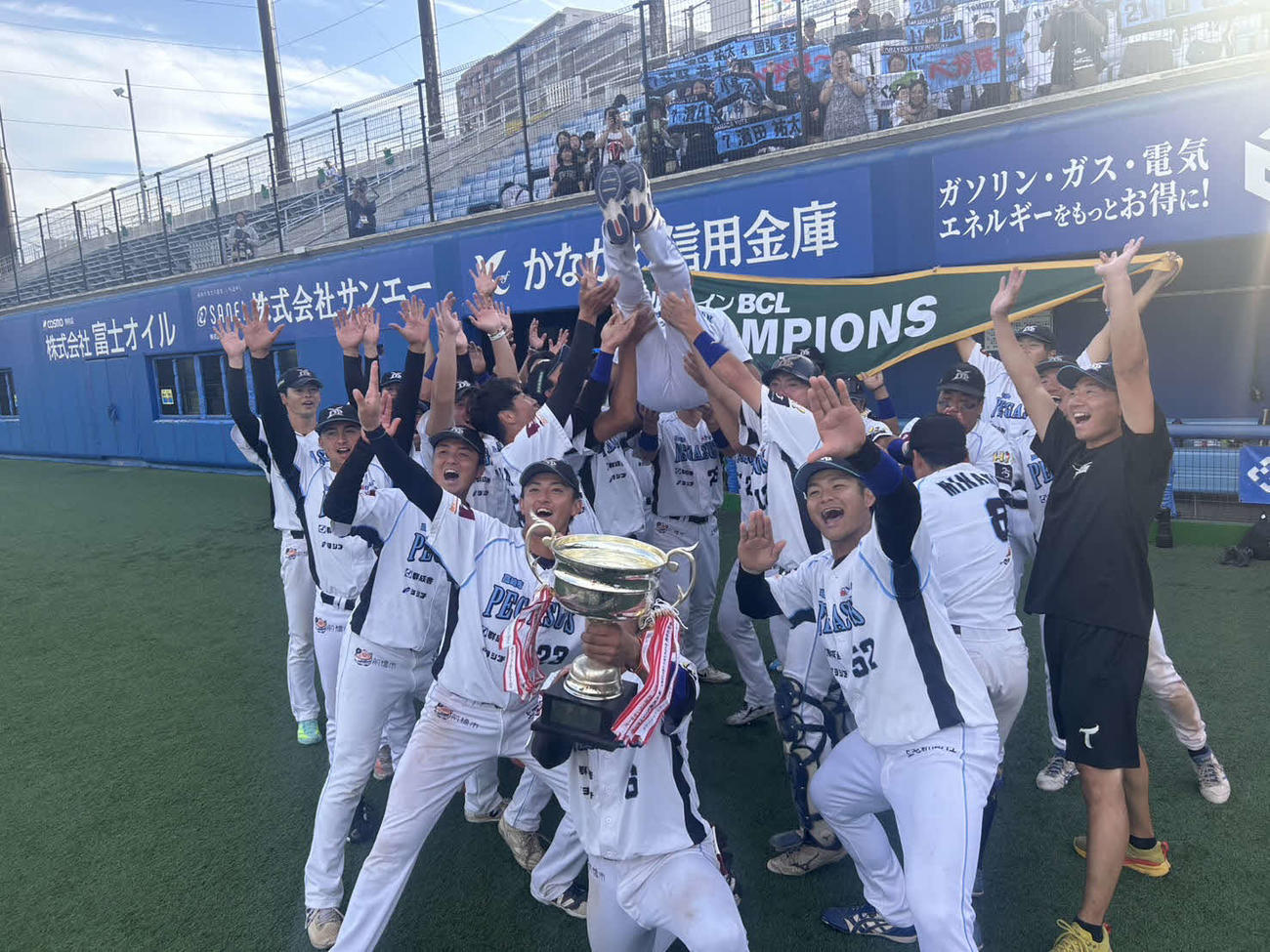BC群馬対BC神奈川　BCリーグチャンピオンシップ第5戦に勝利を収め、4年ぶりリーグ優勝の歓喜に浸るBC群馬の選手たち（撮影・平山連）