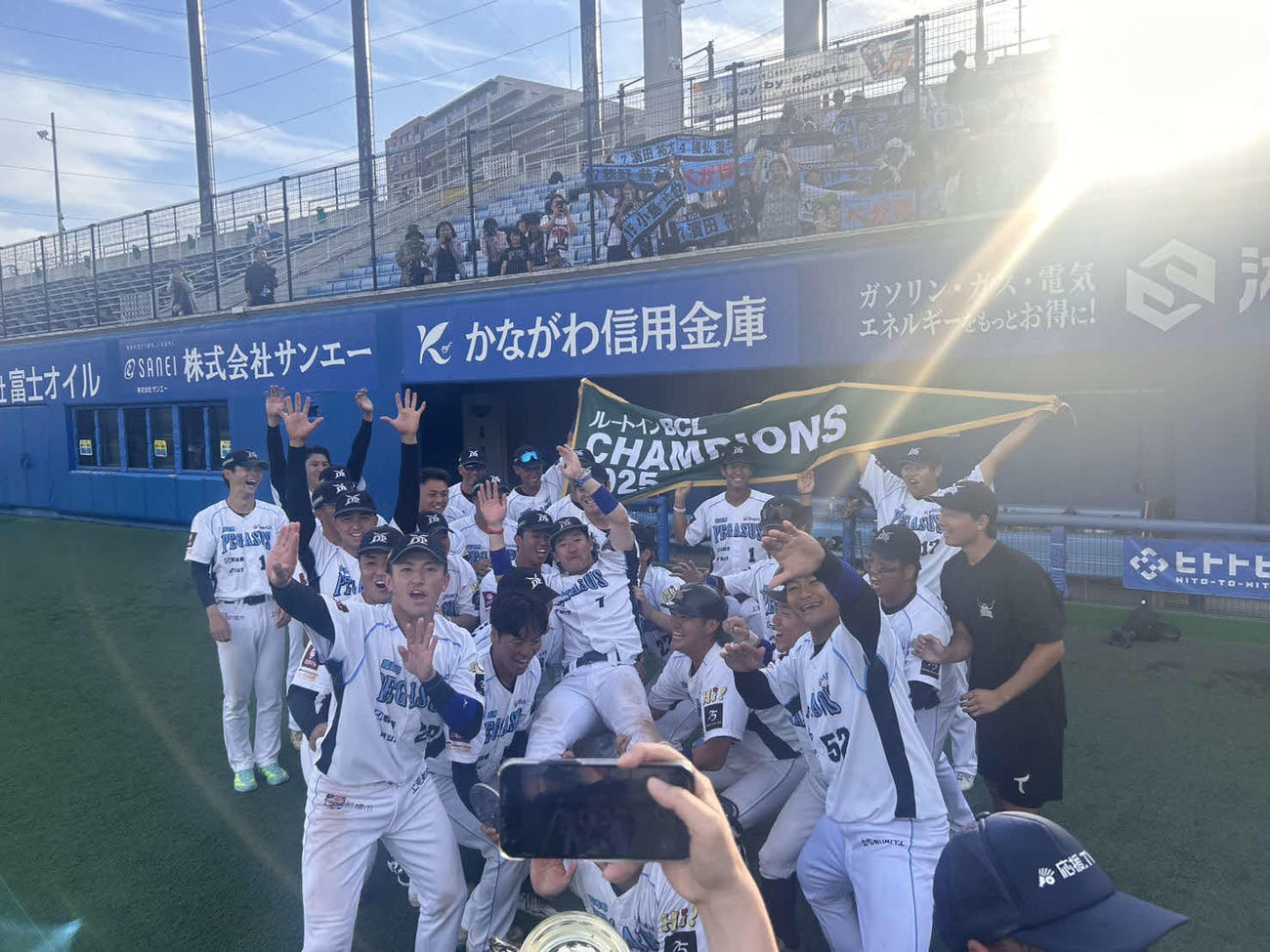 BC群馬対BC神奈川　BCリーグチャンピオンシップ第5戦に勝利を収め、4年ぶりリーグ優勝の歓喜に浸るBC群馬の選手たち（撮影・平山連）
