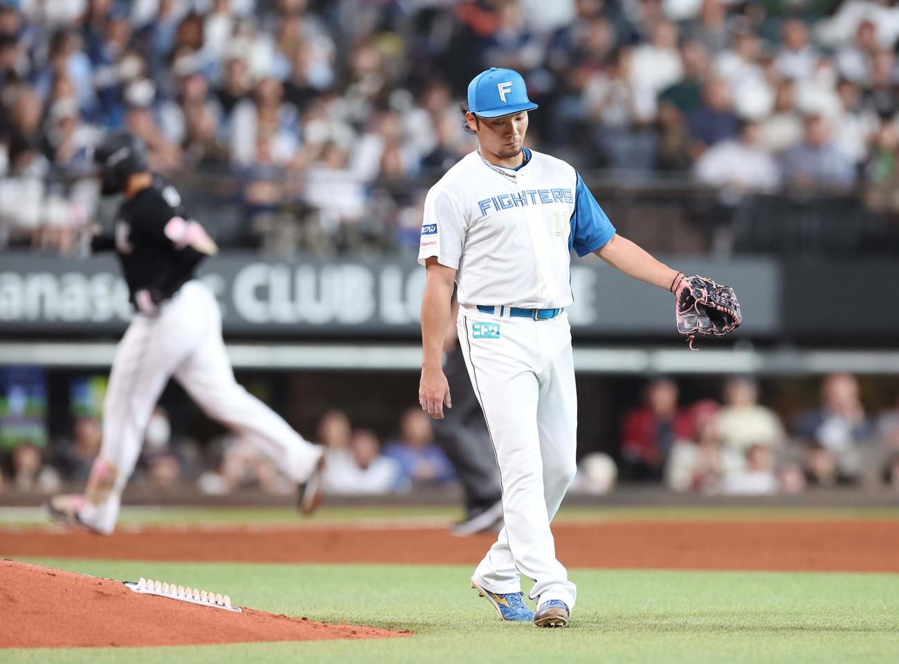 日本ハム対ロッテ　2回表ロッテ無死、ソトに本塁打を浴びる伊藤（撮影・黒川智章）