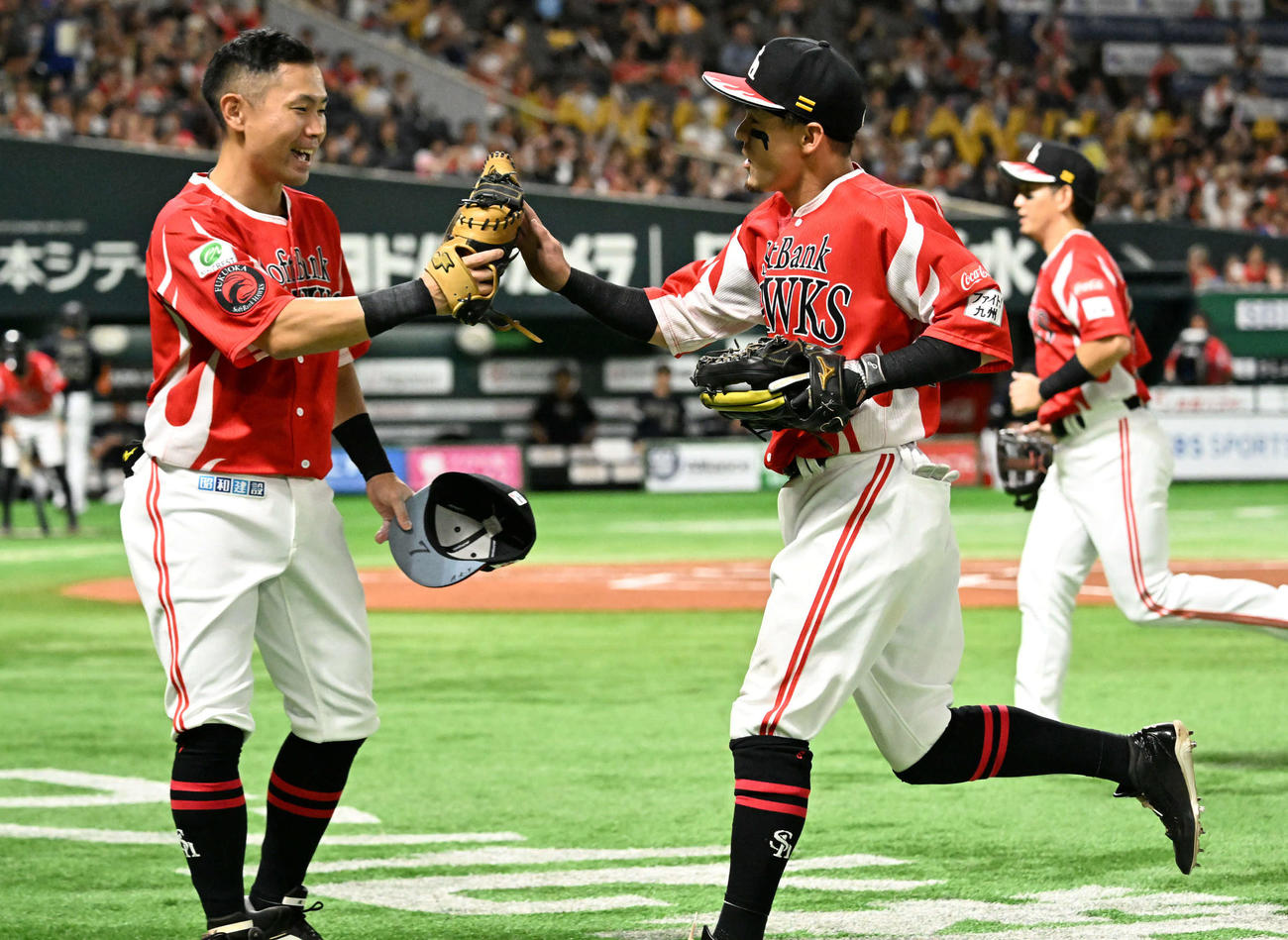 ソフトバンク対オリックス　1回表終了後、タッチを交わす牧原大（右）と中村（撮影・林敢治）