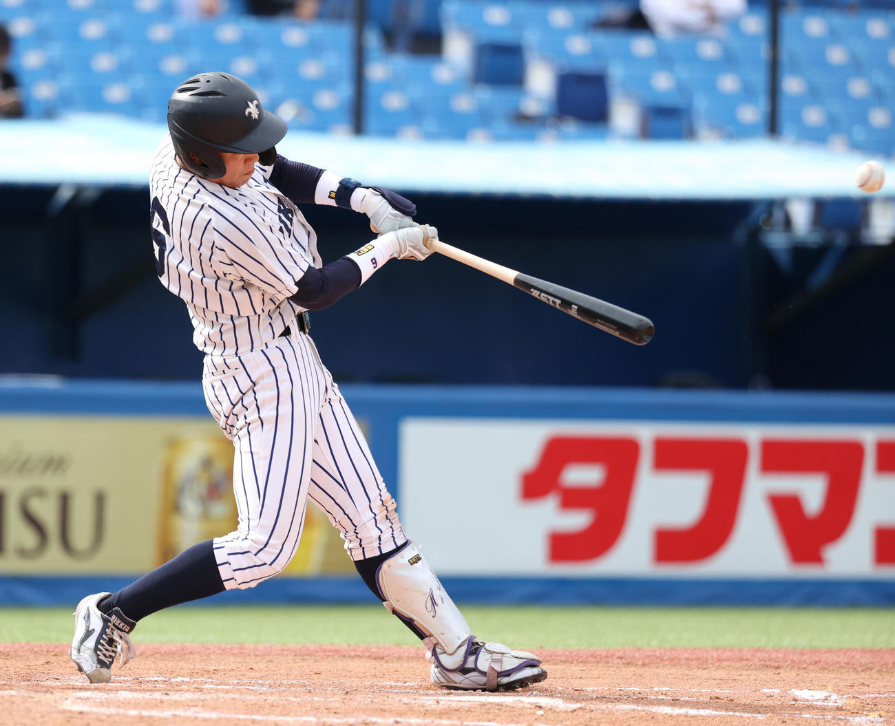 法大対立大　8回裏立大2死二塁、小林隼は左越えに決勝本塁打を放つ（撮影・柴田隆二）　　