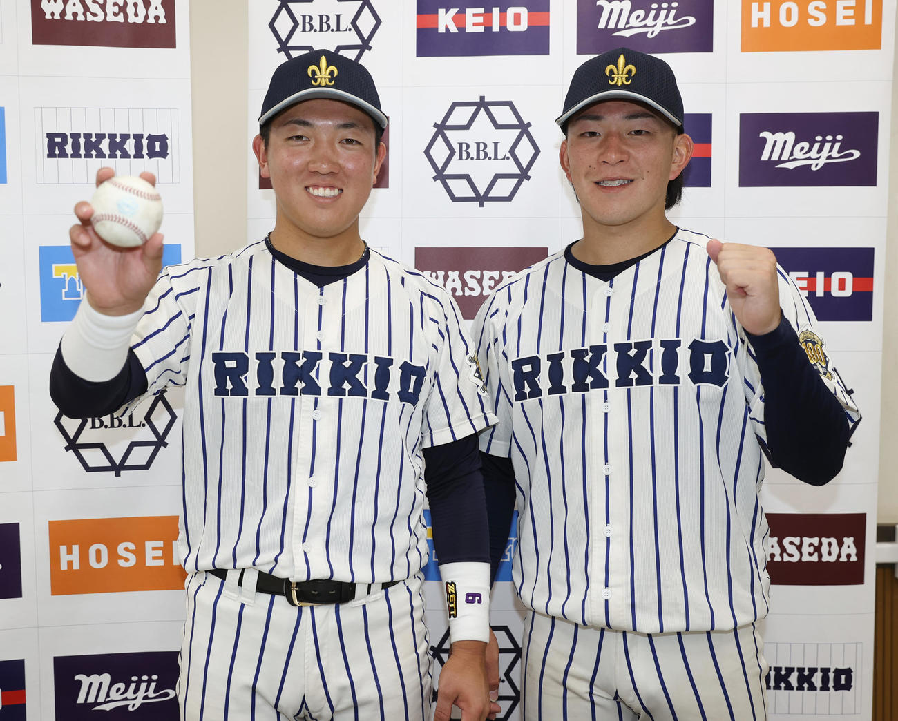 法大対立大　本塁打の球を持つ立大・小林隼（左）は勝利投手の竹中と喜び合う（撮影・柴田隆二）　　
