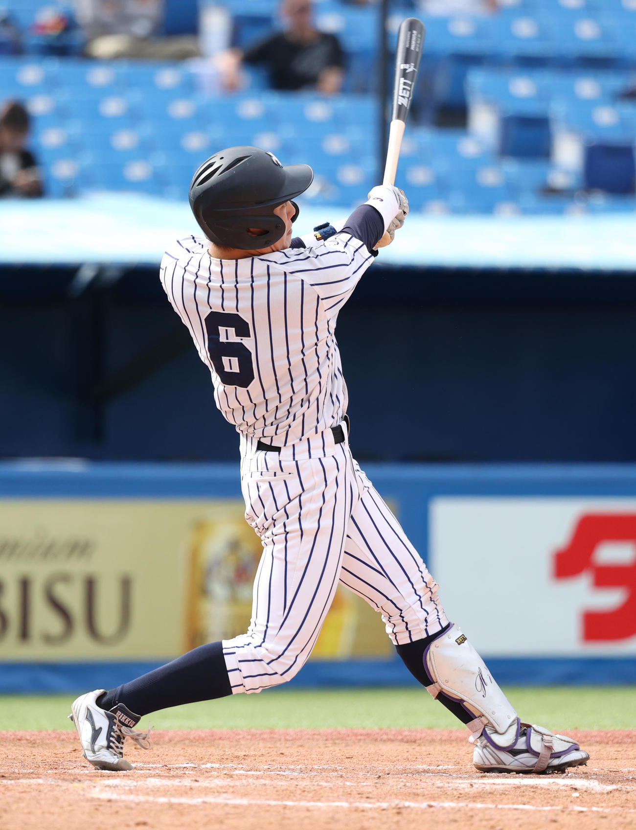 法大対立大　8回裏立大2死二塁、小林隼は左越えに決勝本塁打を放つ（撮影・柴田隆二）　　