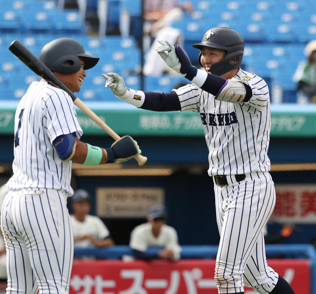 法大対立大　8回裏立大2死二塁、小林隼は左越えに決勝本塁打を放ちキツネポーズで生還する。左は鈴木唯（撮影・柴田隆二）　　