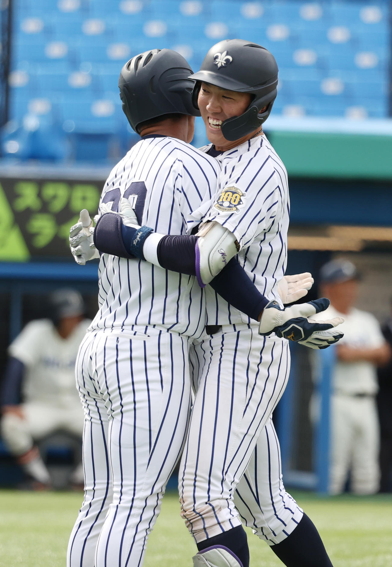 法大対立大　8回裏立大2死二塁、小林隼（右）は左越えに決勝本塁打を放ち浜本と抱き合う（撮影・柴田隆二）　　
