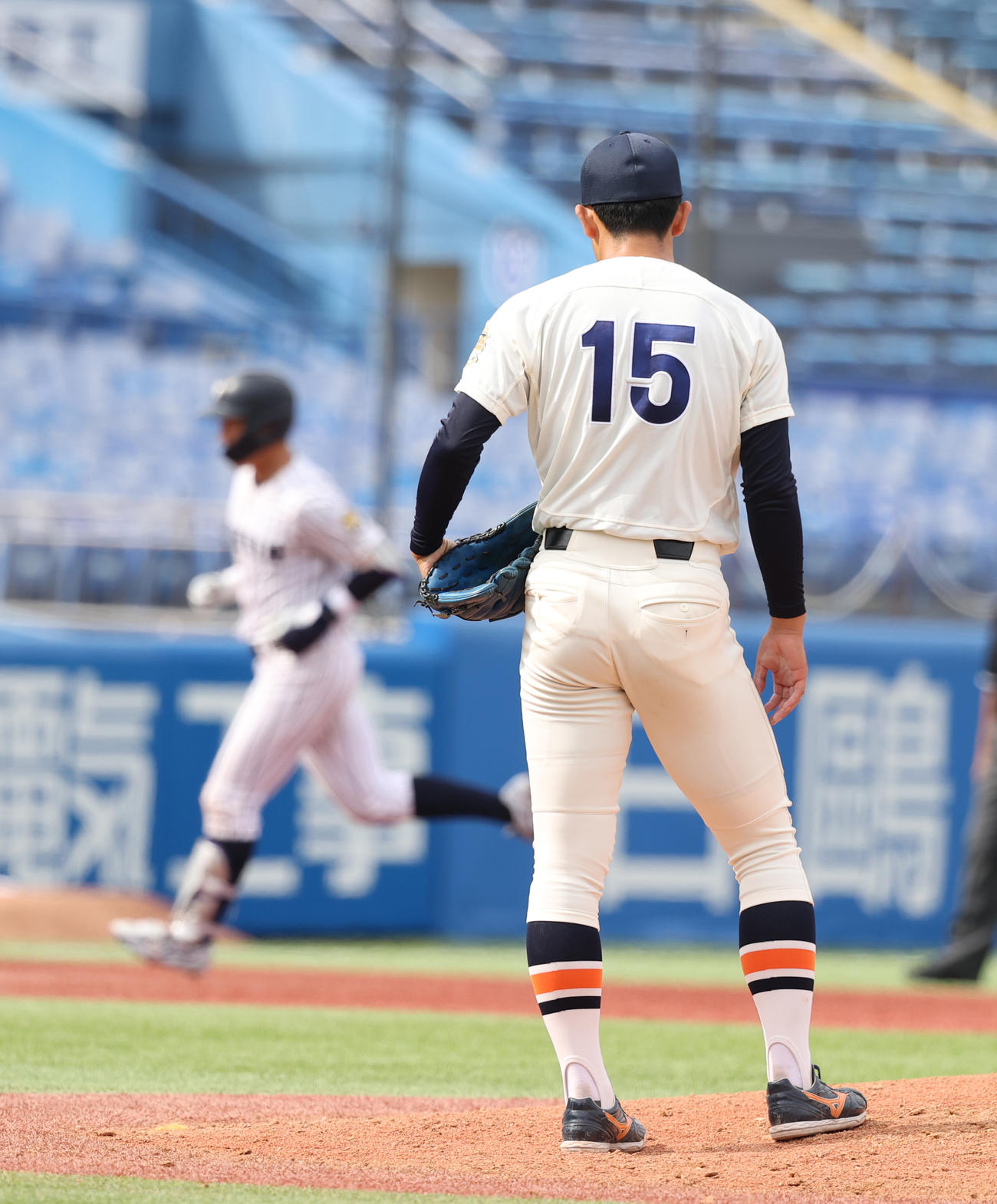 法大対立大　8回裏立大2死二塁、小林隼に左越えに決勝本塁打を浴びた法大・丸山（撮影・柴田隆二）　　