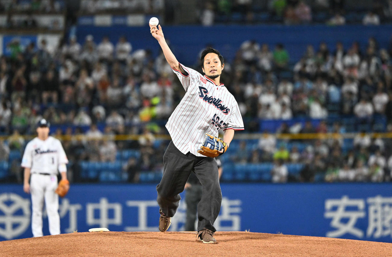 ヤクルト対阪神　始球式で投球するボートレーサーの佐藤隆（撮影・滝沢徹郎）