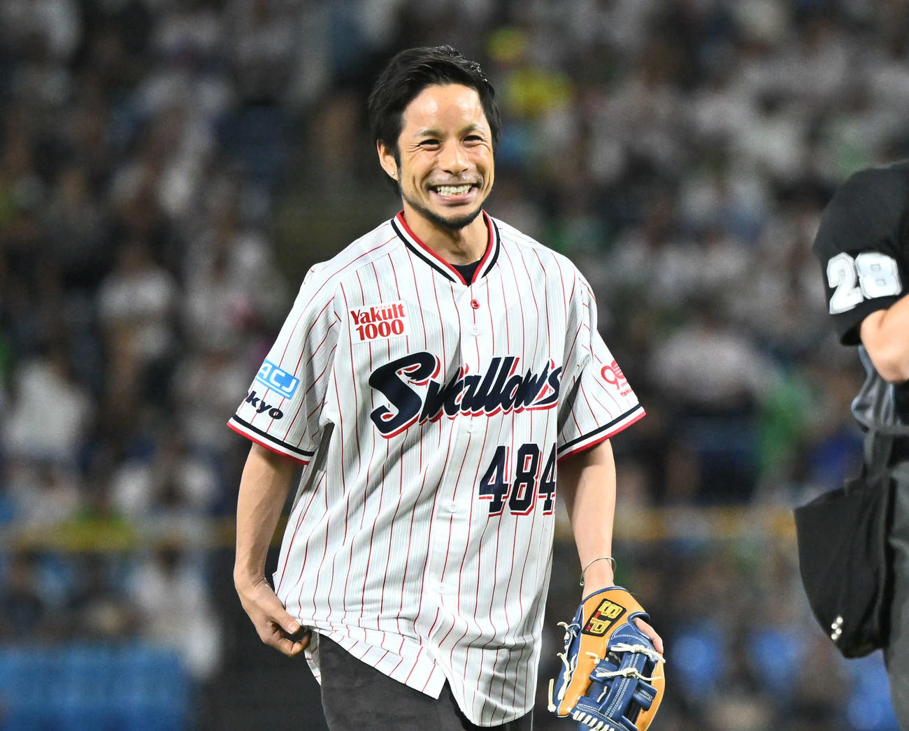 ヤクルト対阪神　始球式を終え笑顔のボートレーサーの佐藤隆（撮影・滝沢徹郎）