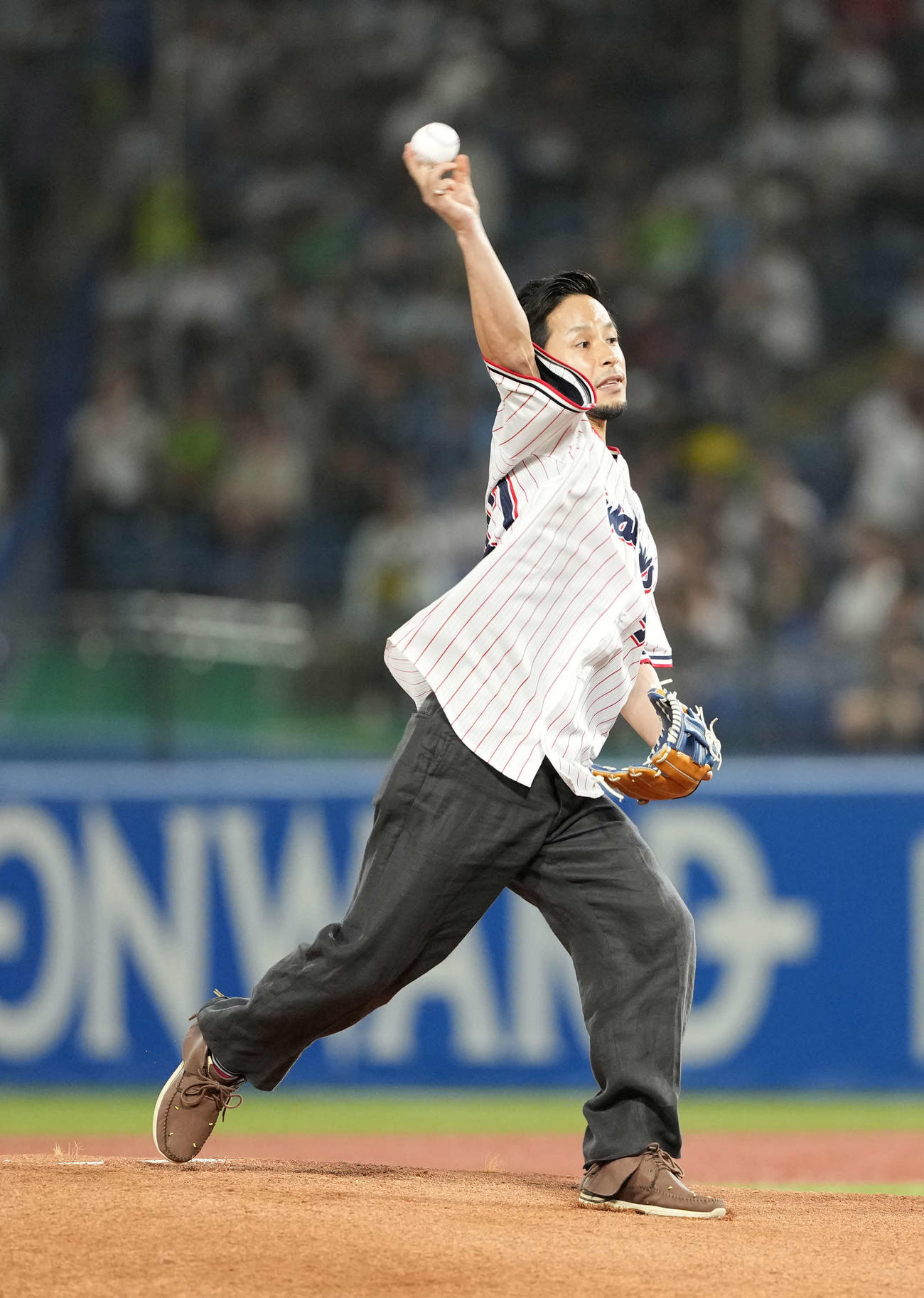 ヤクルト対阪神　始球式に登場したボートレーサー佐藤隆（撮影・井上学）