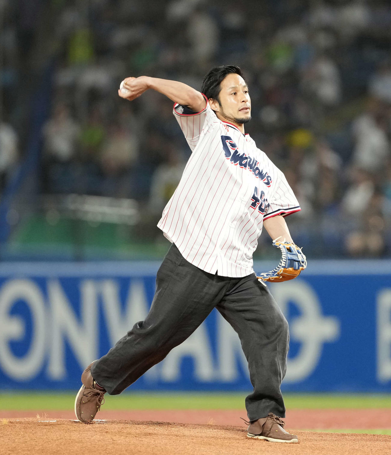 ヤクルト対阪神　始球式に登場したボートレーサー佐藤隆（撮影・井上学）
