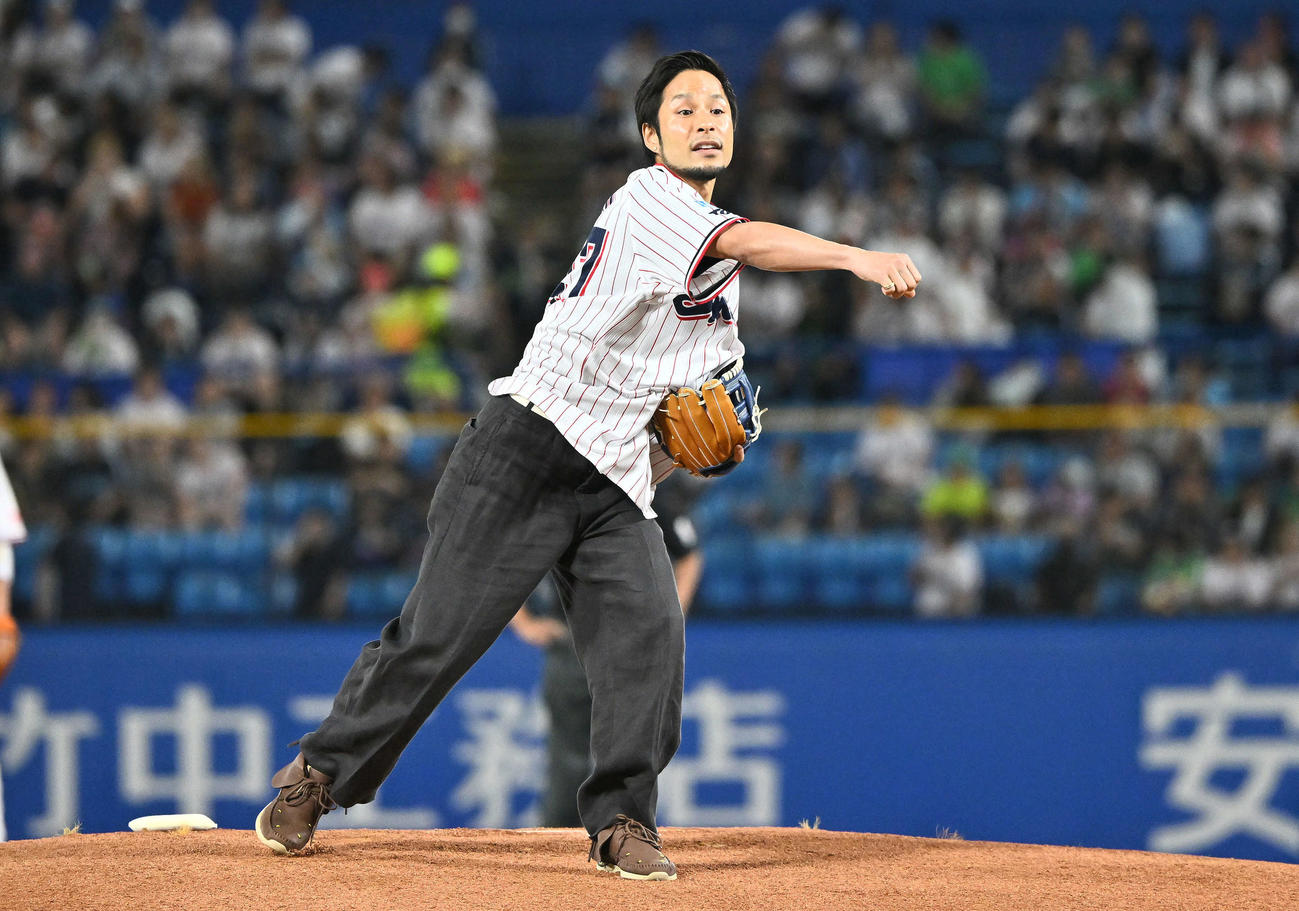 ヤクルト対阪神　始球式で投球するボートレーサーの佐藤隆（撮影・滝沢徹郎）