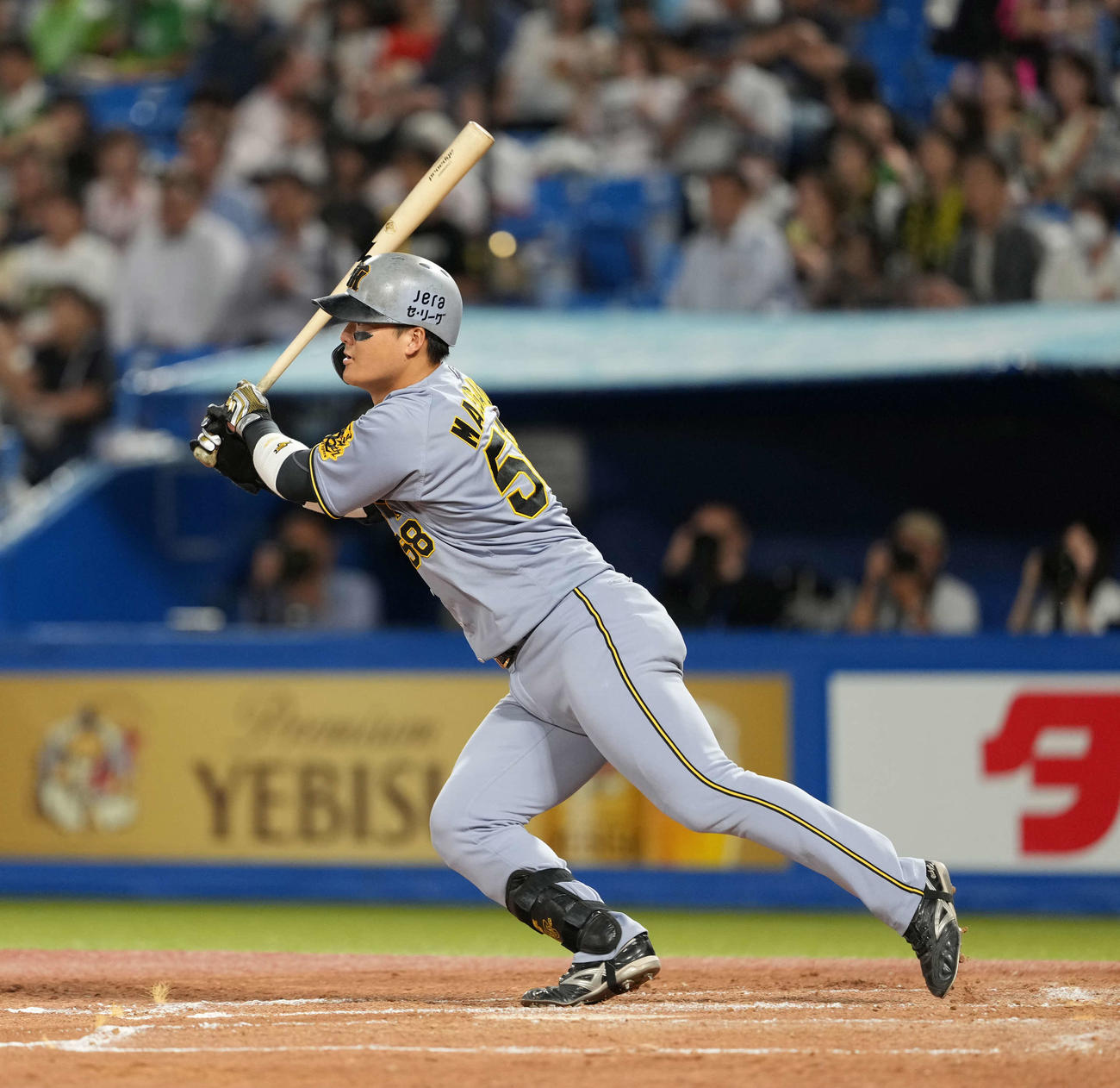 ヤクルト対阪神　4回表阪神無死一塁、適時二塁打を放つ前川（撮影・井上学）