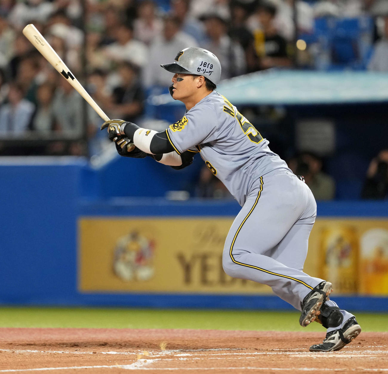 ヤクルト対阪神　4回表阪神無死一塁、適時二塁打を放つ前川（撮影・井上学）