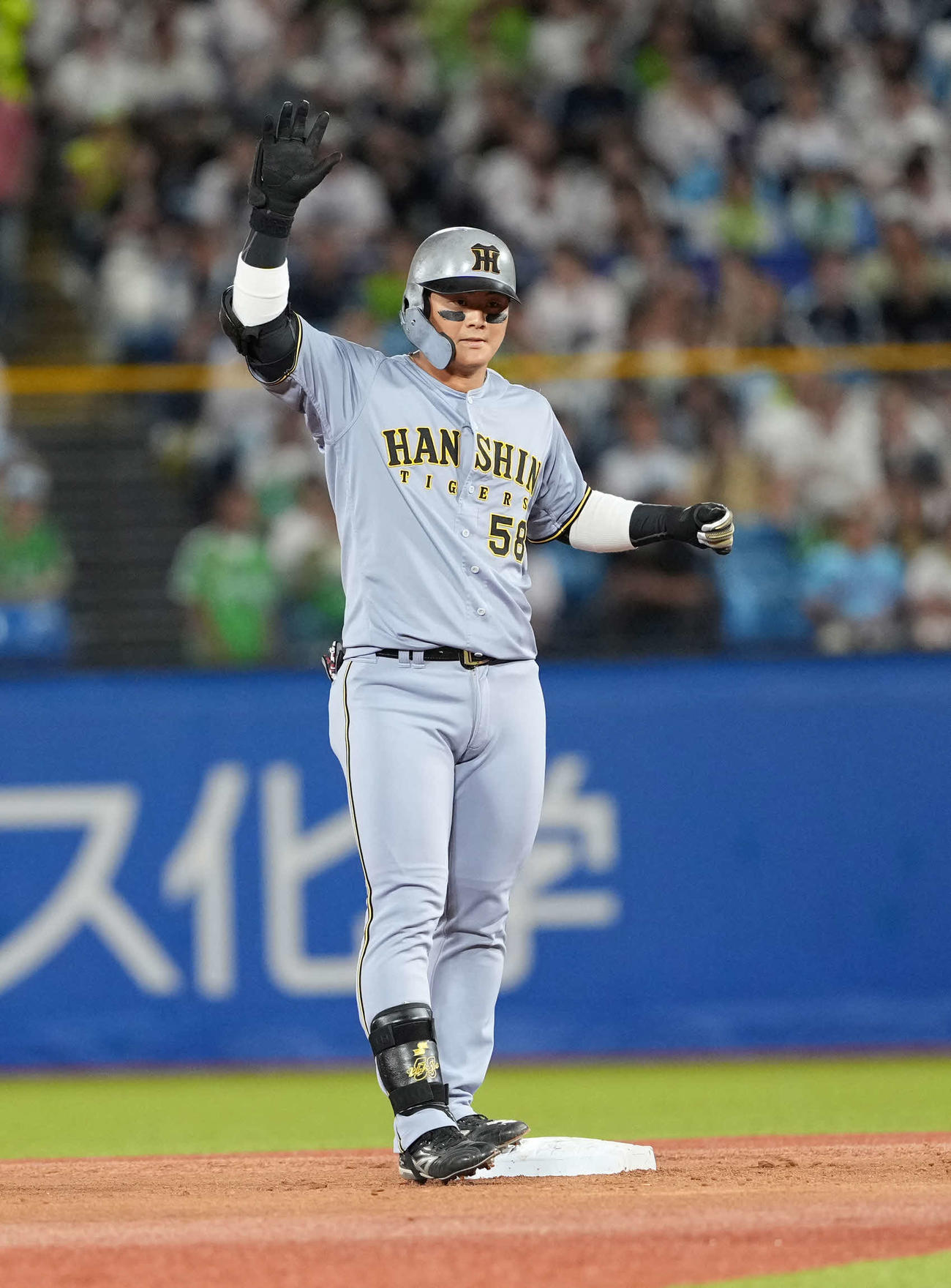 ヤクルト対阪神　4回表阪神無死一塁、適時二塁打を放ちポーズを決める前川（撮影・井上学）