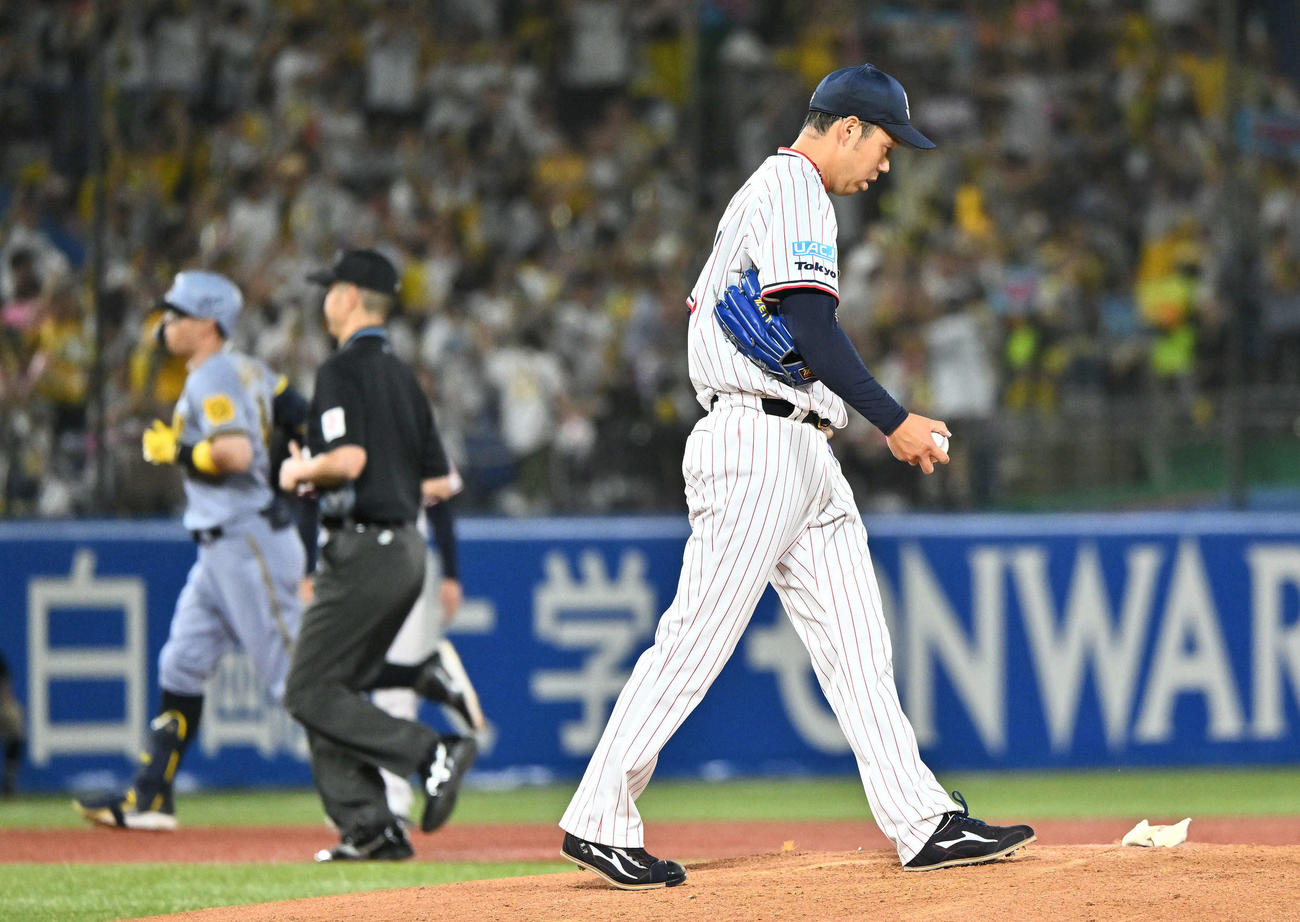 ヤクルト対阪神　2回表阪神無死、佐藤輝（後方）に先制ソロ本塁打を許す青柳（撮影・滝沢徹郎）