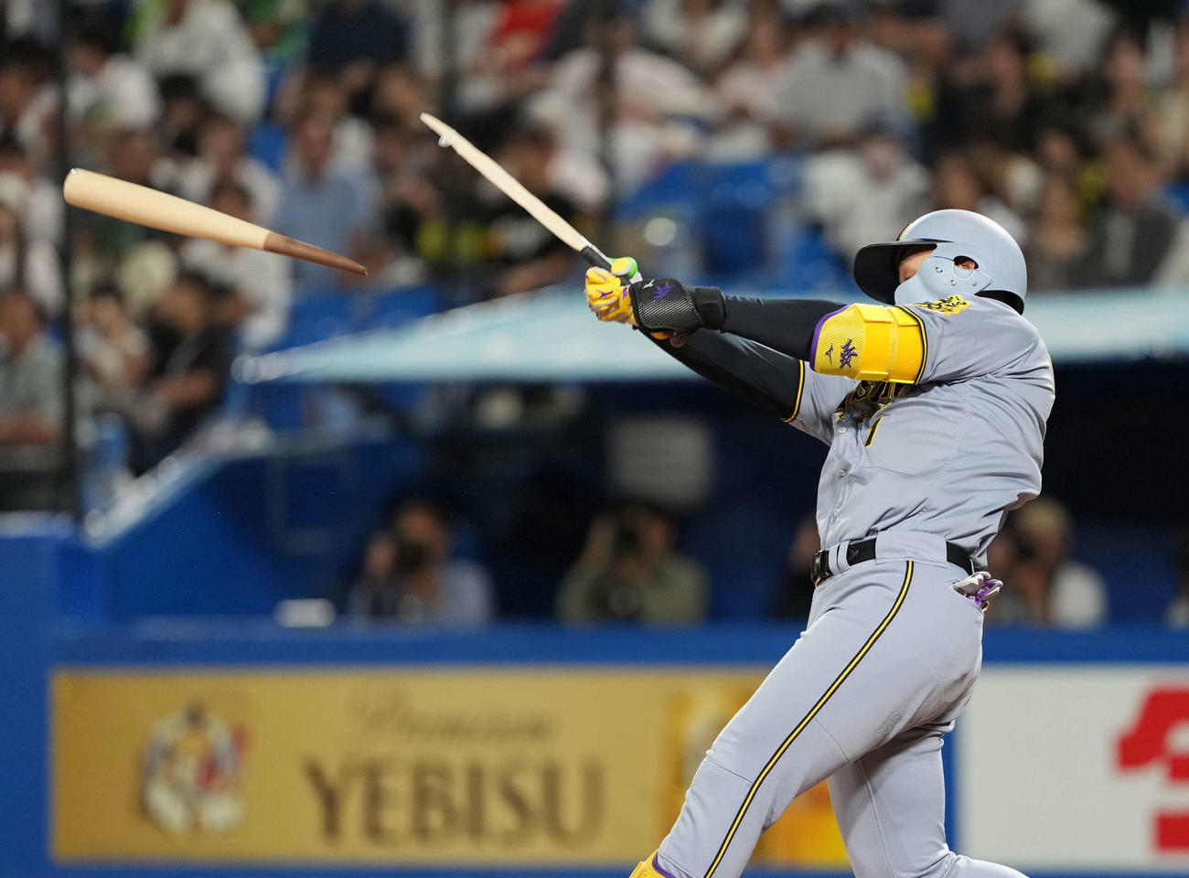 ヤクルト対阪神　3回、バットを折る阪神森下（撮影・井上学）