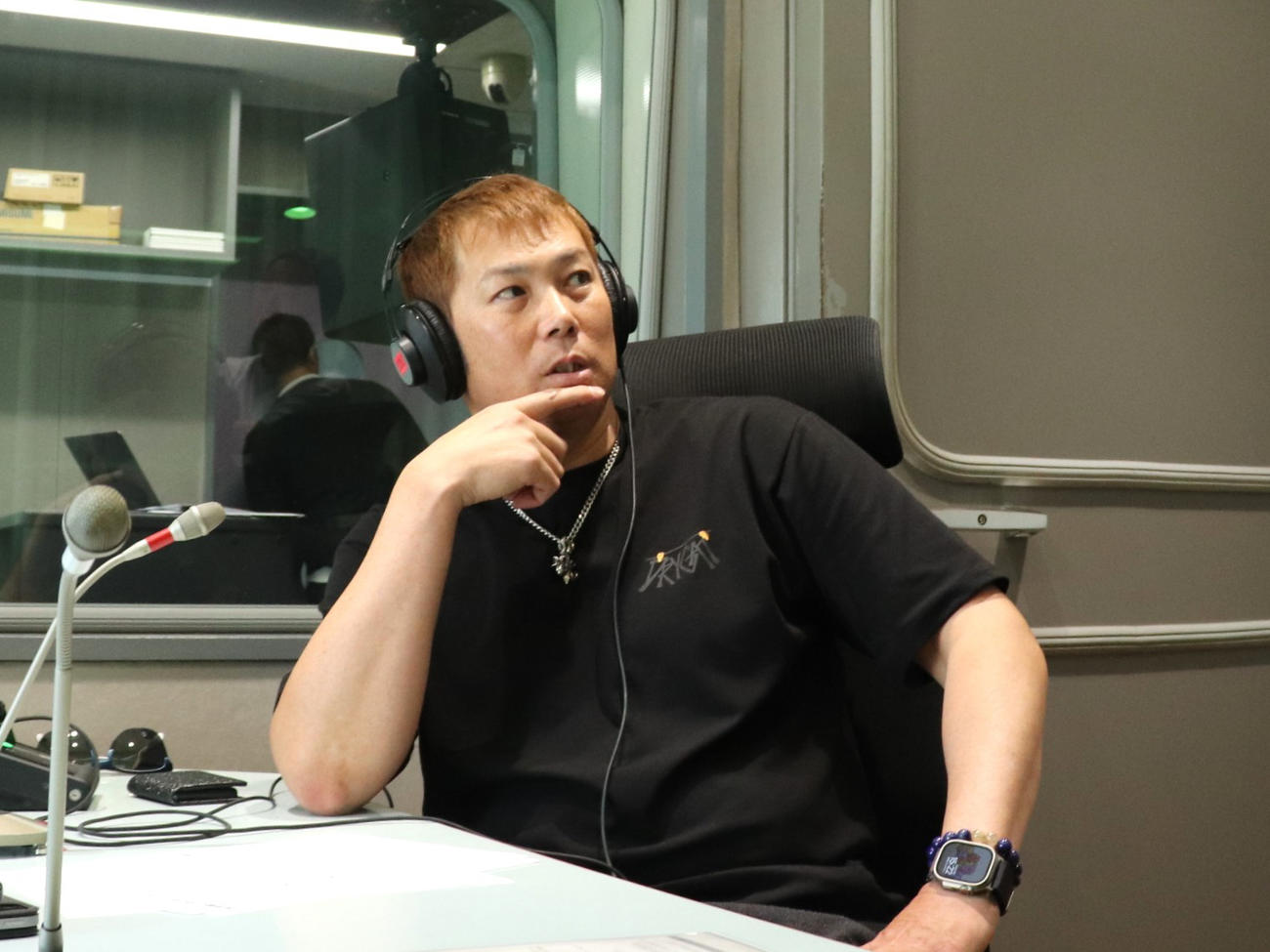 10月3日開始の初冠番組・ラジオ関西「岩田稔の“やらなしゃーない！”」（金曜深夜0時30分）の初回収録に挑んだ、岩田稔氏（撮影・中島麗）