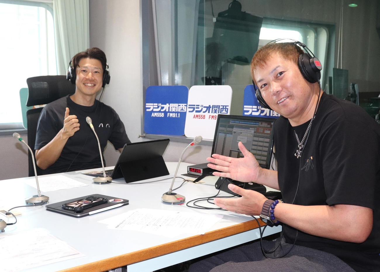 10月3日開始の初冠番組・ラジオ関西「岩田稔の“やらなしゃーない！”」（金曜深夜0時30分）の初回収録に挑んだ、岩田稔氏（写真右）。ゲストには、大阪桐蔭OBで希少がんと闘う、福森大翔氏を招いた（撮影・中島麗）