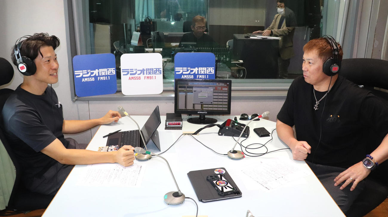 10月3日開始の初冠番組・ラジオ関西「岩田稔の“やらなしゃーない！”」（金曜深夜0時30分）の初回収録に挑んだ、岩田稔氏（写真右）。ゲストには、大阪桐蔭OBで希少がんと闘う、福森大翔氏を招いた（撮影・中島麗）